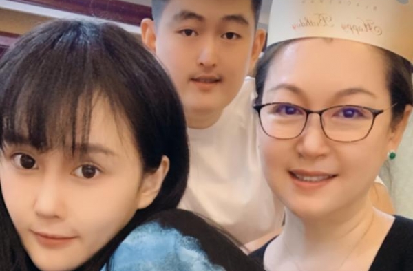赵本山妻子近照曝光，与儿女同框对镜甜笑，戴全套翡翠珠宝超抢镜