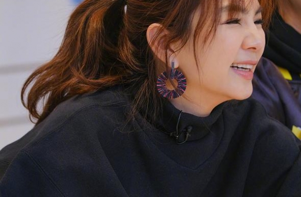 “辣妈”陈嘉桦晒活动照，黑色卫衣搭配高领衫，胶底鞋穿出少女感