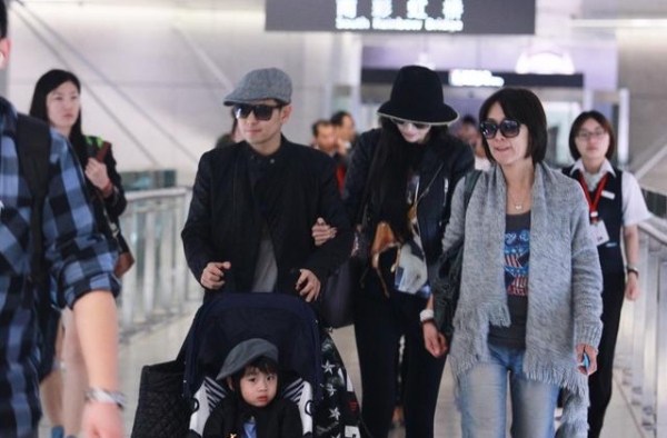 夫妻俩同是“黑色”造型，陈若仪好显年轻，林志颖戴错帽子真老气