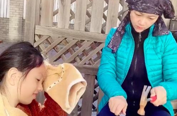安徽台一姐周群与女儿罕同框！保养太好，与10岁女儿好似姐妹花