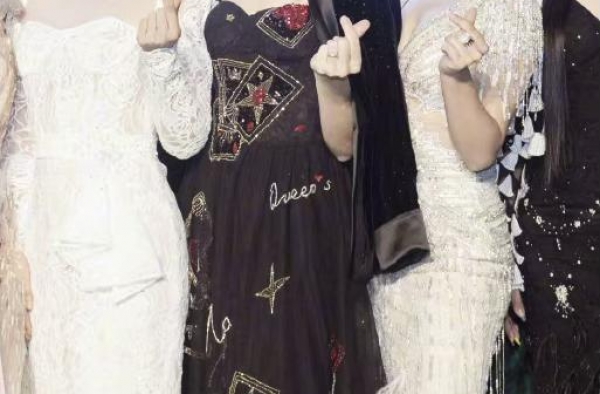 赵奕欢同框蔡少芬黄奕，白色纱裙清雅自然，傲人身材赢了？
