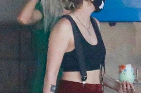 暮光女和女友逛街，胳膊上的肉多了一圈，网友：宅家胖了好多