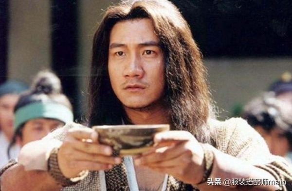 52岁胡军型男范十足，修身西装配长裤绅士帅气，满屏都是荷尔蒙
