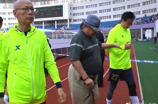 洪金宝现身儿子运动会 拄拐杖要人扶　68岁不退休原因曝光
