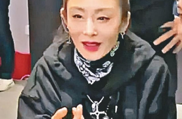 美人迟暮！52岁张敏直播带货被疑整容，十级美颜撞脸秦岚张天爱