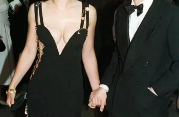 休格兰特竟是前任女友伊丽莎白赫利儿子的教父，前任变亲人