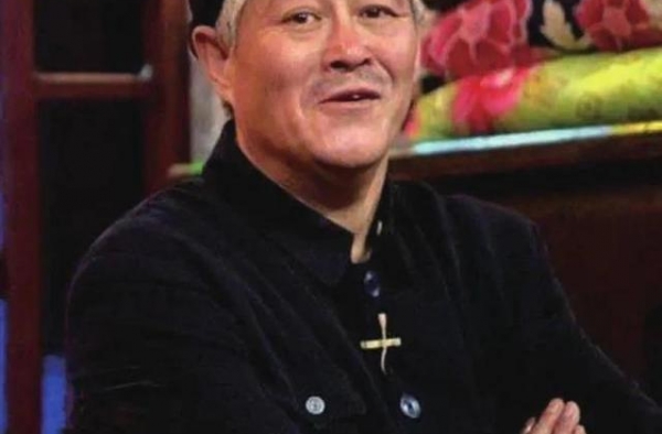 赵本山娇妻近照，一身珠宝贵妇范十足，滤镜前后差距大