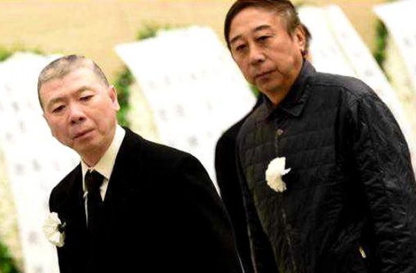 隐瞒28年，冯小刚和冯巩关系终于“藏”不住了，网友：真没想到