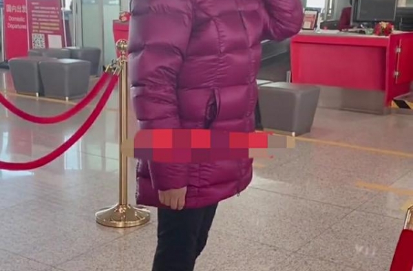刘晓庆罕现身，红棉袄配打底裤显老又臃肿，身边不见粉丝接机