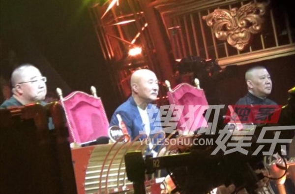 大咖云集！郭德纲陈佩斯英达同台，陈佩斯稳坐中心位，三位皆寸头