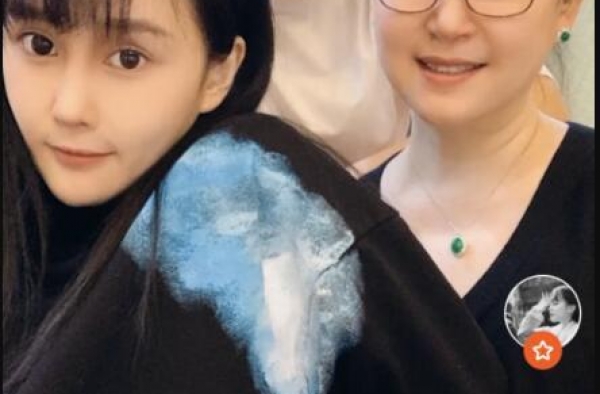 球球和妈妈直播，“蛇精脸”遭吐槽，妈妈颜值高气质超好