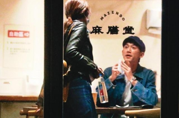 38岁视帝恋情曝光，脱衣为女友挡雨，曾多次与女演员因戏生情