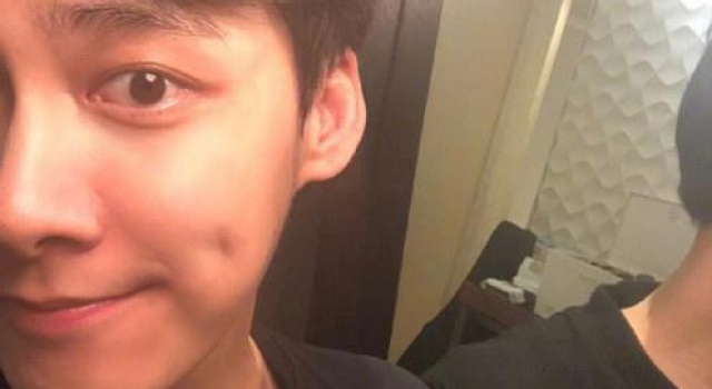 李易峰晒照回应新剧争议：酒窝发色都是原厂配件