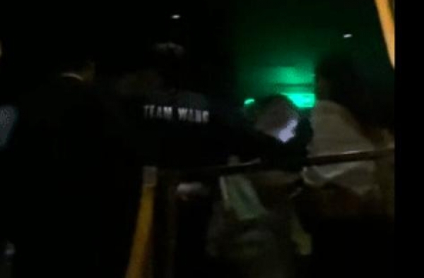 再塌房？26岁当红小生被曝夜店蹦迪，还与女网红手牵手低头耳语