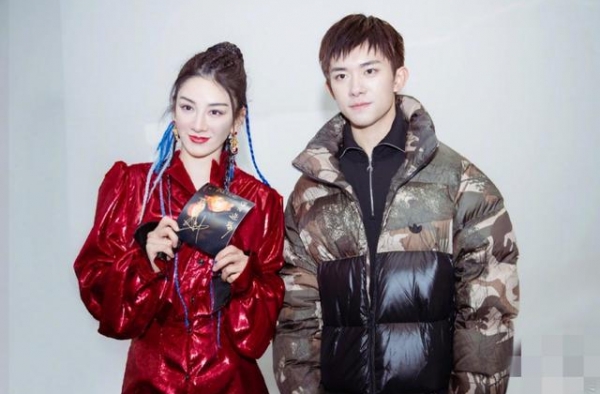 黄奕第一次帮女儿追星，还与易烊千玺合照，网友：好羡慕她女儿