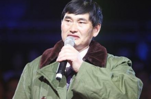 大衣哥是喜是忧？女儿疑定亲被丑照气到欲自杀，儿媳直播带货发飙