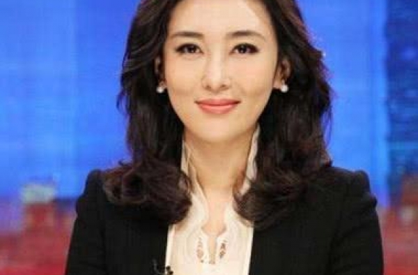 42岁“央视才女”近照,老公隐藏了整整10年,颜值一言难尽