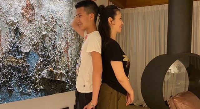 胡军妻子卢芳为儿子庆生，12岁康康身高超妈妈，萌娃变成了少年