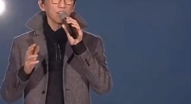 54岁林志炫登舞台，病后瘦到脸上无肉，衣服也是几年前旧物？