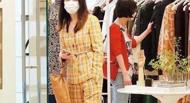 48岁陈慧琳街拍生图曝光，身材颜值超能打，女神不会老的吗？