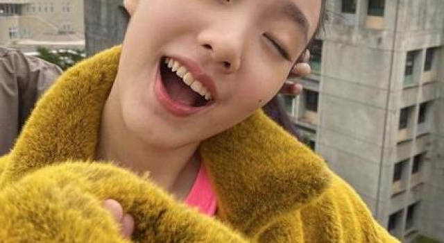 小S晒女儿丑照，大女儿一改往日高冷脸，对镜头扮鬼脸超可爱