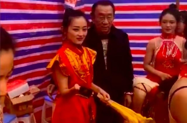 侯耀华出场30万砍到5万，网友拍手称快，大师之后为何沦落如此