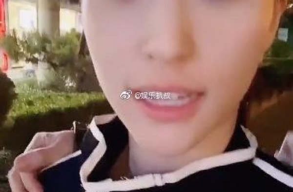 何超莲排队打卡螺蛳粉，半夜还要再加餐，赌王千金太接地气