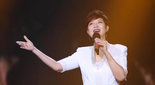 她是“西北天后”，被洋男友骗走3000万，54岁因整容无人识