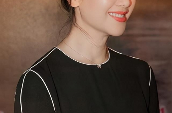演员左小青近照曝光，脸部浮肿精神欠佳，嫁大20岁富豪很幸福