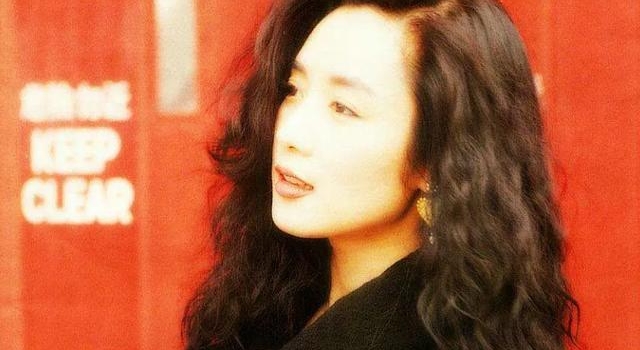 58岁吕秀菱近照曝光，时隔39年与钟镇涛合照，俊男靓女仍般配
