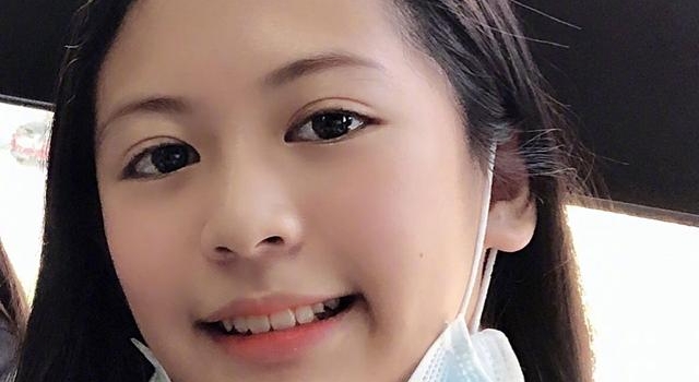 “亚姐冠军”翁虹13岁女儿近照曝光，颜值颇高神似阿娇