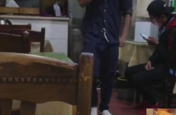 影帝富大龙近照显憔悴，现身街边买肉夹馍，曾因太穷送外卖？