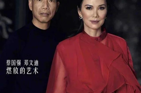 51岁邓文迪罕见上封面，穿红衣演绎“火药”个性，脸僵到认不出