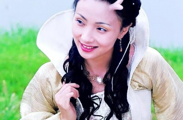 48岁小陶虹太敢了，直接照搬模特造型一点不改，还比超模更好看