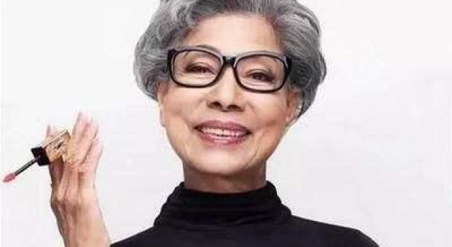 欧阳震华为86岁罗兰庆生，因演“鬼婆”被嫌晦气，至今无人敢娶