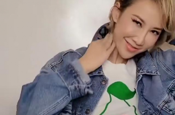 45岁李玟抹胸裙秀好身材，状态好似少女，腋下褶子暴露真实年龄