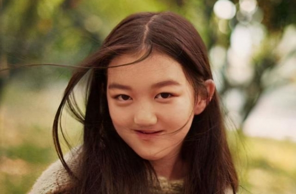 王菲女儿李嫣久违出街，现身理发店，穿露脐装自信有魅力
