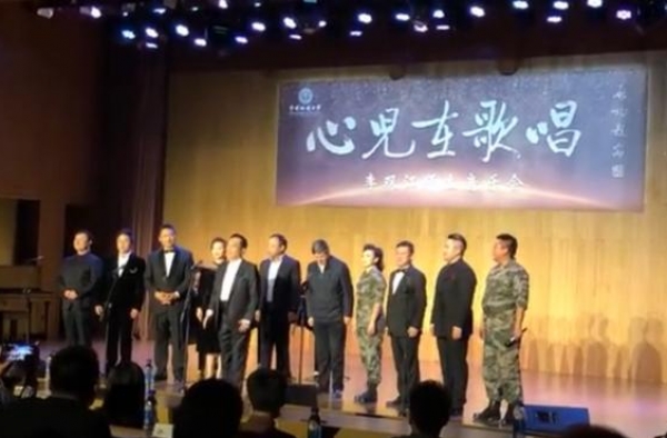 歌王李双江近照发福明显，大肚腩似十月怀胎，演出惹身旁女生陶醉