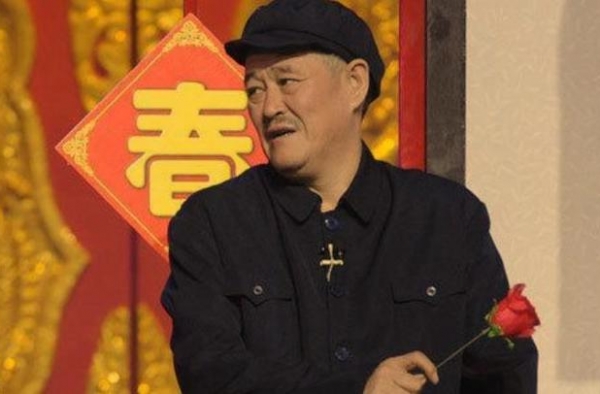 赵本山儿女上台录节目，全程看台词遭嘲讽，和大衣哥儿子没法比