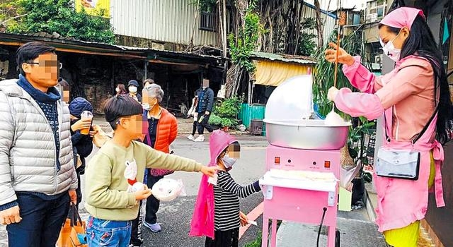 明星带货直播不算啥，昔日全能女星摆摊卖棉花糖月入几十万