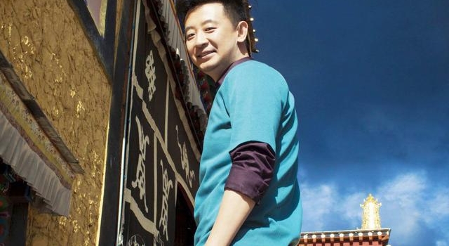 黄海波表演班近况曝光！蹲地上授课太卖力，生意红火竟有明星学员