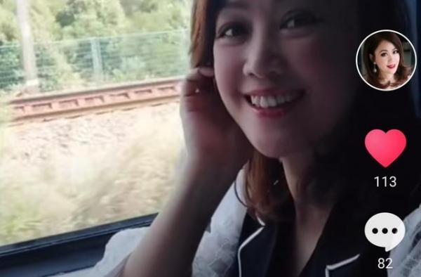 梁小冰来广州，第一次体验坐火车，吃火车廉价盒饭