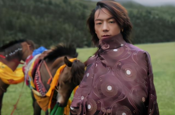 被捧上神坛三天就跌落，藏族小哥丁真动了谁的奶酪？