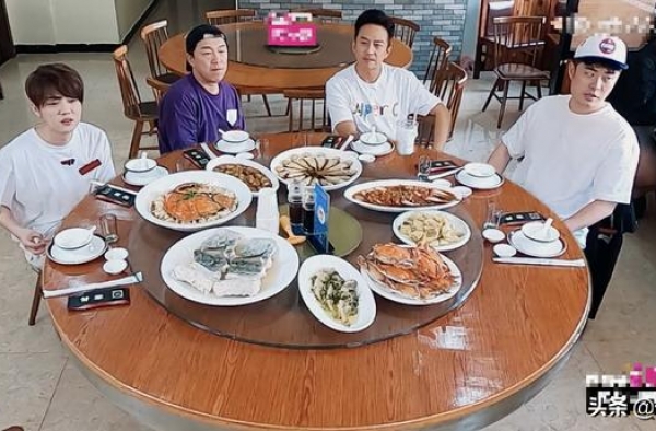 黄渤邓超鹿晗陈赫四人点八道菜没吃完，剩菜处理方式曝光，太无情