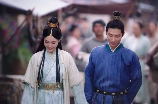 窦骁何超莲在《燕云台》宣传期现身机场撒狗粮，网友：比剧情更甜