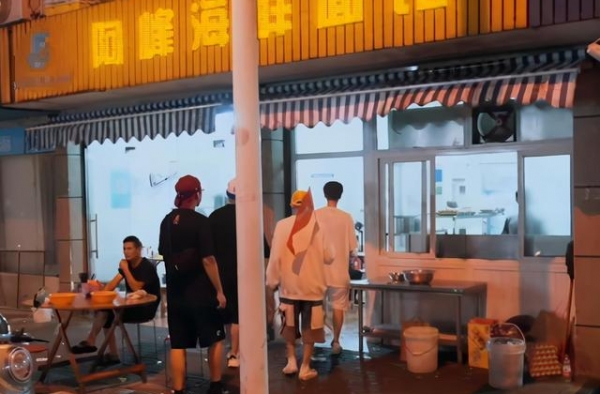 陈赫带鹿晗到小县城点了一碗面，谁注意结账时金额，老板没算错？