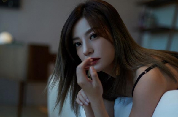赵薇的另一面 网友：四十多的人了怎么看起来还像十七八的小女孩