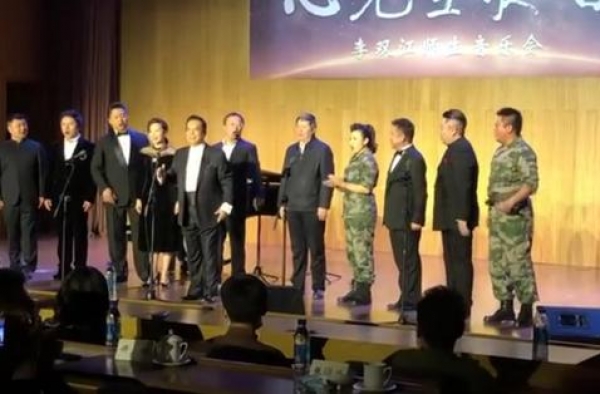 81岁李双江罕见登台演唱！挺啤酒肚精神气十足，因儿子背骂名