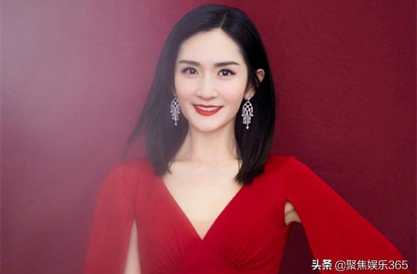 与董卿同台惨被碾压，主持风格奇葩招人厌，谢娜为何会遭全网黑？