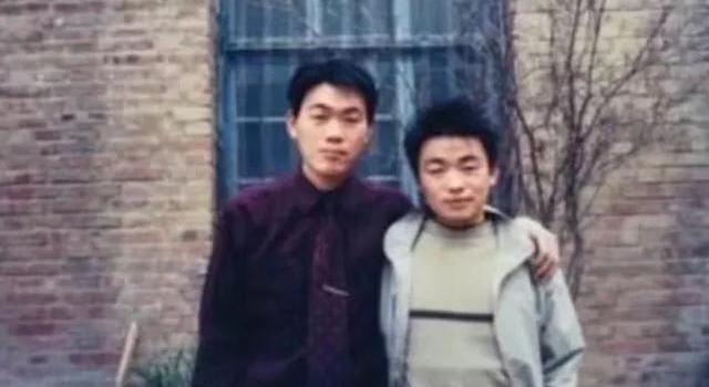 王宝强身家早已过亿，亲哥哥却在卖烧饼，哥哥的话让网友沉默了